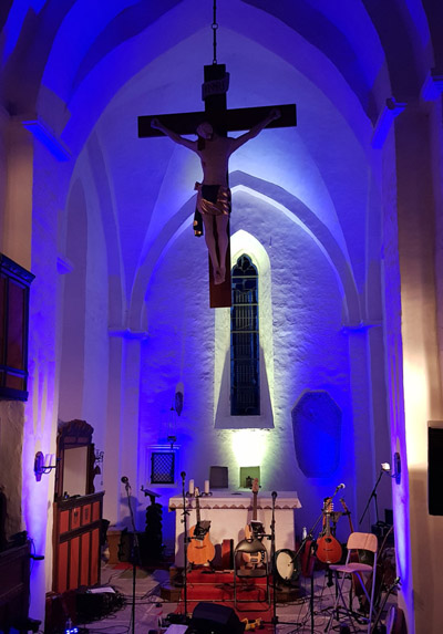 Stimmungsvolle Beleuchtung der Alten Kirche