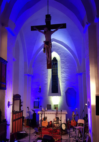 Stimmungsvolle Beleuchtung der Alten Kirche