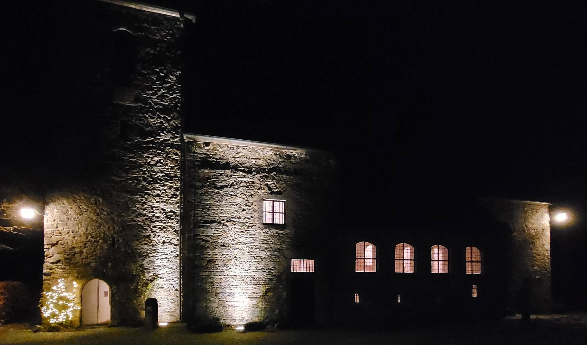 Die Alte St. Alexanderkirche von außen bei Nacht