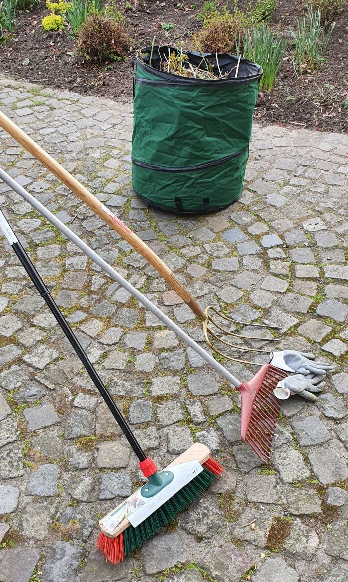 Die Außenalagen der Alten Kirche werden gepflegt